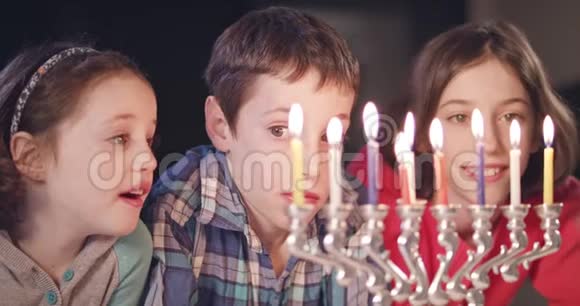 孩子们看着光明节蜡烛燃烧视频的预览图