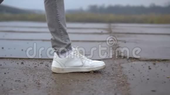 一群男人穿着运动鞋在瓷砖路上散步城市环境视频的预览图