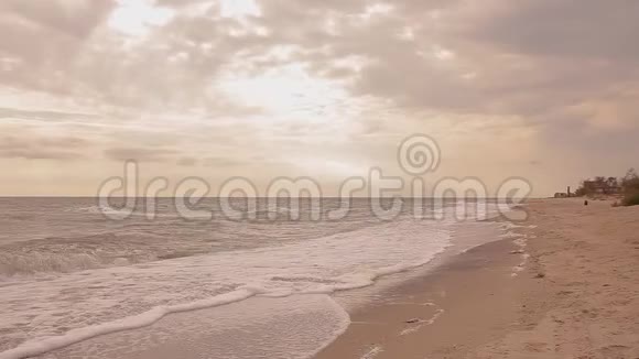 美丽的海滩那里没有人海边平静的海浪视频的预览图