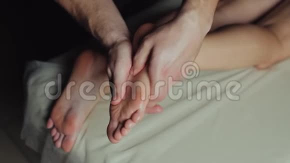 年轻女子在美容院做脚部按摩贴身女人双腿按摩师双手视频的预览图