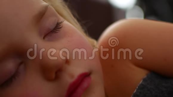 特写脸宝宝安静休息无杂音睡眠中的快乐视频的预览图