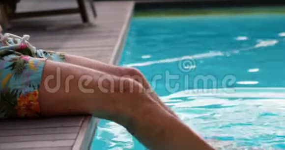 老人在游泳池里玩水4k视频的预览图