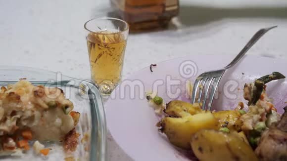 一杯烈性酒晚餐视频的预览图