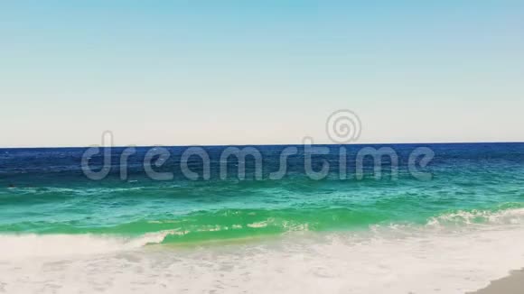 柔软的海浪在海上在海滩上带有白色泡沫的波浪被冲到岸上视频的预览图