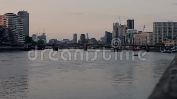 英国伦敦沃克斯豪尔大桥和泰晤士河视频的预览图