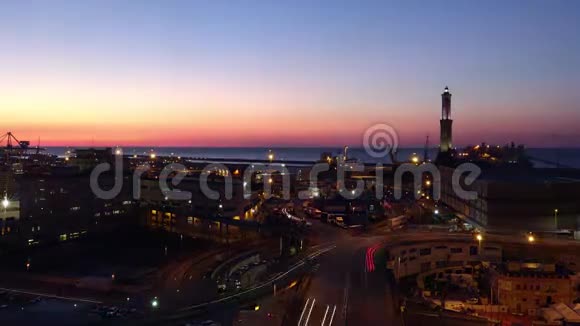 意大利热那亚海港地区的灯塔和城市立交交通夜间和白天的时间间隔视频的预览图