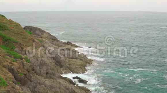 夏季阴天热带海景海浪在石岸上决裂视频的预览图
