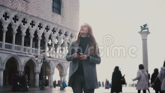 快乐年轻时尚的欧洲女游客享受漫步在旧古董圣马可城广场在威尼斯意大利视频的预览图