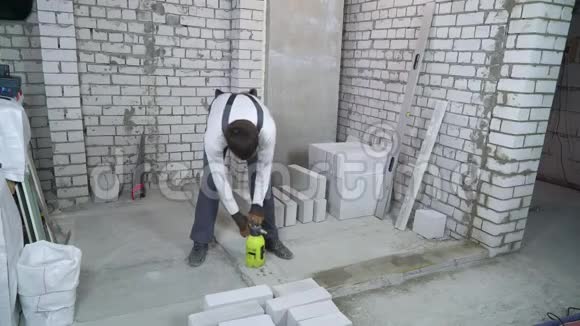 建筑工人用水喷淋混凝土基础视频的预览图