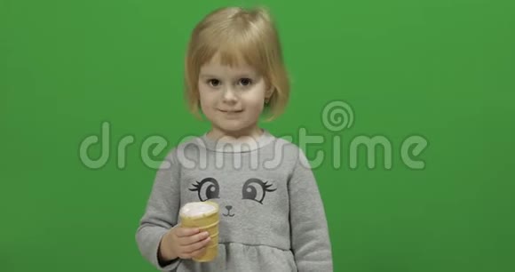 小女孩在绿色的屏幕上吃冰淇淋色度键视频的预览图