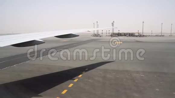 飞机正沿着跑道移动国际机场航站楼视频的预览图