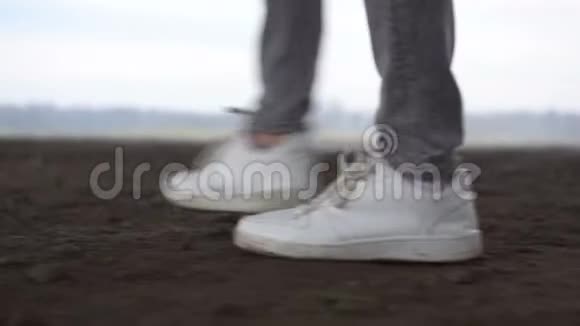 一群男人穿着运动鞋在地面上行走自然环境视频的预览图