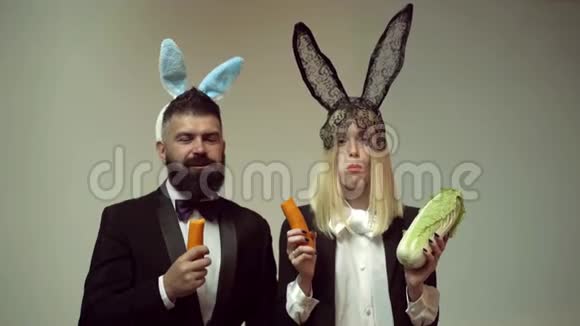有趣的复活节兔子快乐有趣的胡萝卜复活节夫妇家人庆祝复活节复活节兔子与兔子交配视频的预览图