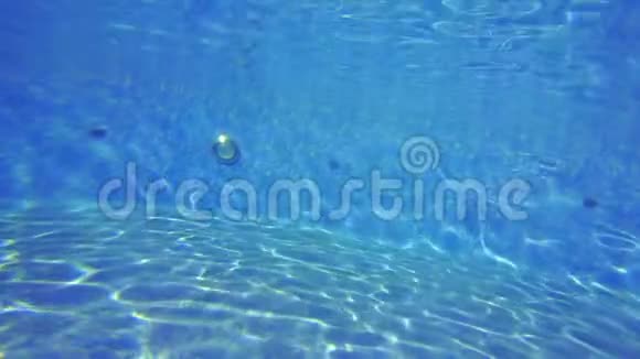 女孩掉进游泳池里的水里在水下射击视频的预览图
