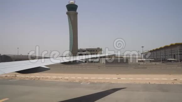 抵达的飞机在沙漠中的一个大机场上移动阳光明媚天空晴朗视频的预览图