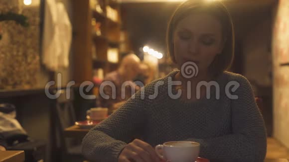 伤心的女人坐在咖啡馆里痛苦地经历着分手孤独危机视频的预览图