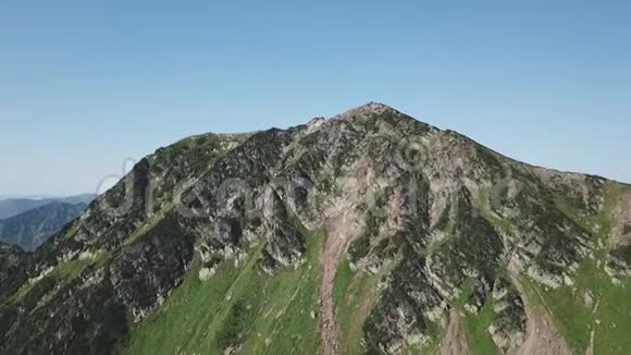 风景秀丽的西德里亚山脉美丽的贝加尔湖自然风光无人机飞行视频的预览图
