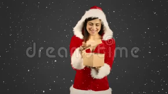 一个穿着桑塔西装拿着礼物的女孩被大雪覆盖的视频组合视频的预览图