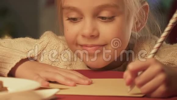 女孩写信给圣诞老人梦想着圣诞奇迹特写视频的预览图