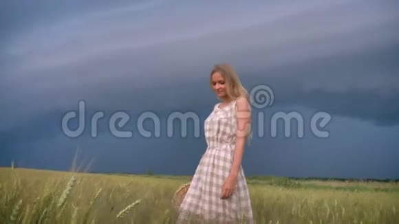 雨天年轻美丽的女孩走在田野里自由的概念视频的预览图