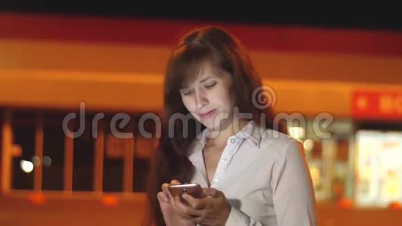 在一个夜市里小女孩用手机上网视频的预览图