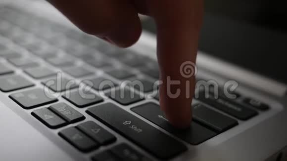 手指戏剧性地按下笔记本电脑上的回车键视频的预览图