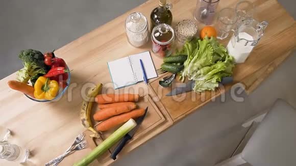 家庭厨房木制桌子上的蔬菜和水果的俯视图均衡饮食饮食烹饪和健康生活方式视频的预览图