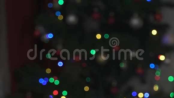 可爱的孩子在灯光的背景下为圣诞老人写贺卡视频的预览图