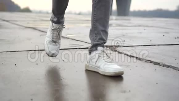 在湿铺瓷砖的路上穿着白色运动鞋的台阶视频的预览图
