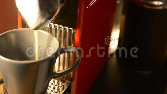 煮咖啡用红杯咖啡机做特写用杯子倒咖啡视频的预览图