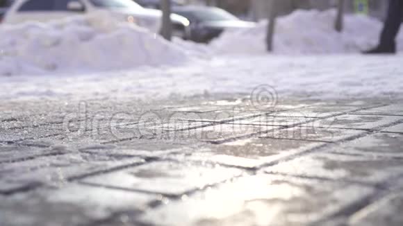冬天结冰的抗冰剂视频的预览图