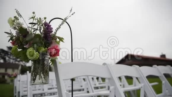 即将举行的婚礼装饰草坪上举行婚礼的椅子视频的预览图