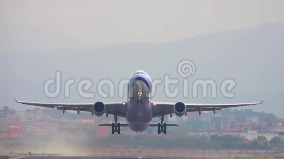 飞机起飞飞机起飞后升至高空视频的预览图
