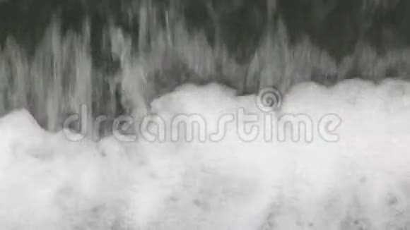 水从瀑布中掉下来视频的预览图
