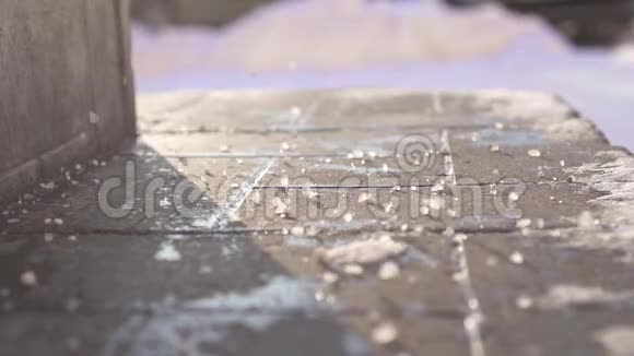 技术盐试剂上台阶冬季特写慢莫视频的预览图