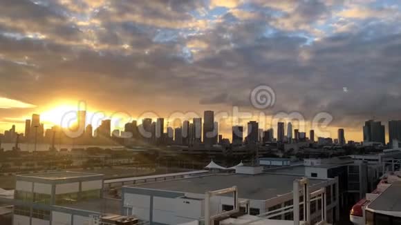 美丽的橙色日落天空中有乌云背景是城市大都市的摩天大楼时间视频的预览图