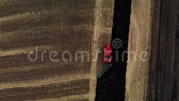 俯视拖拉机耕田准备播种空中观景农民在拖拉机上准备土地视频的预览图