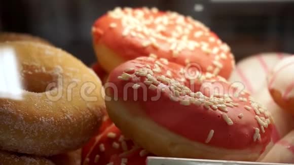 商店橱窗上有美味的甜甜圈视频的预览图