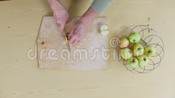 一位老妇人把苹果切成碎片视频的预览图