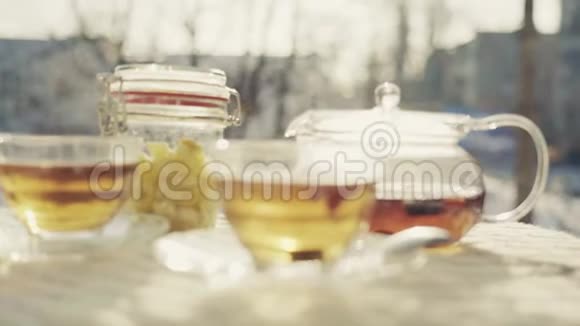 新鲜空气中水果茶的静物视频的预览图