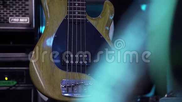 漂亮的电吉他与浅棕色的木制身体是放在地板上的舞台视频的预览图