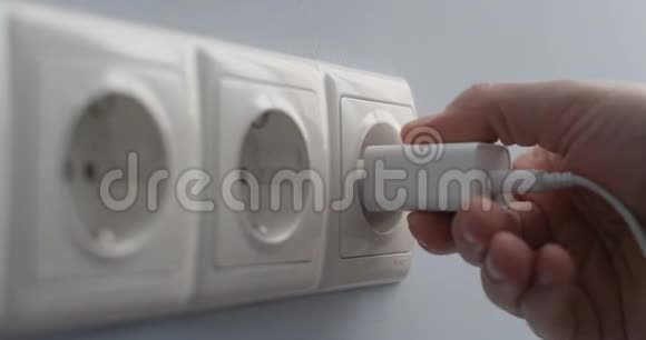 手动连接电源插头usb充电器成为墙上插座的概念节省红色相机拍摄的能量视频的预览图