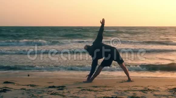 练习瑜伽的人在海上海浪和夜空中摆姿势视频的预览图