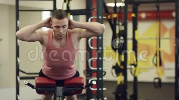运动员在健身房的斜凳上锻炼视频的预览图