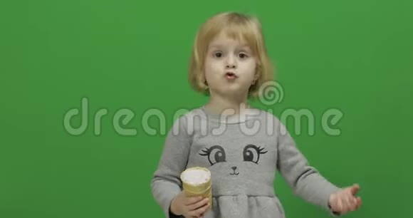 女孩在绿色屏幕上吃冰淇淋Chroma键视频的预览图