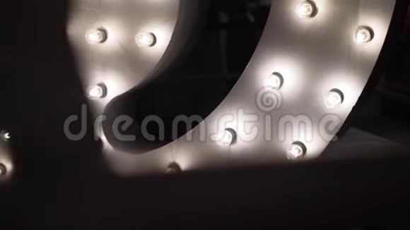 大量白色灯泡安装在部分拱形灰色结构上视频的预览图