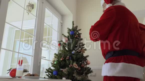 小男孩偷了圣诞老人包礼物而圣诞老人品尝饼干和牛奶视频的预览图