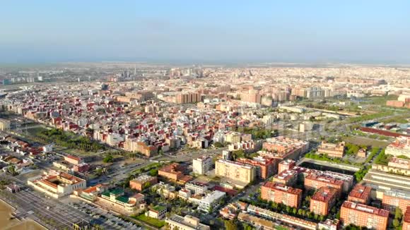瓦伦西亚从鸟瞰空中观景从高空俯瞰城市的壮丽全景巴伦西亚是视频的预览图