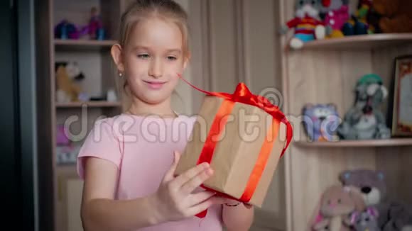 节日礼物圣诞节童年和人们的概念微笑的小女孩带着礼品盒在他的房间在家里视频的预览图