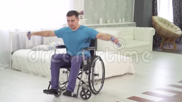 坐轮椅的残疾人在家用哑铃训练视频的预览图